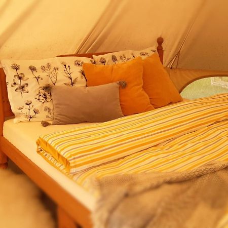 Готель Glamping V Sadu Sadska Екстер'єр фото