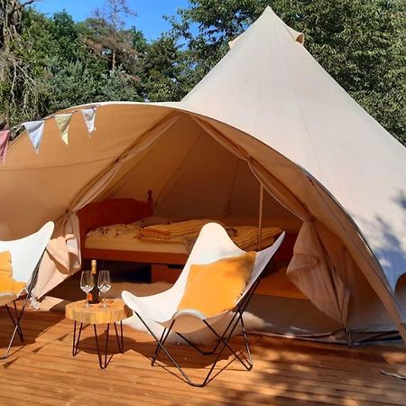 Готель Glamping V Sadu Sadska Екстер'єр фото