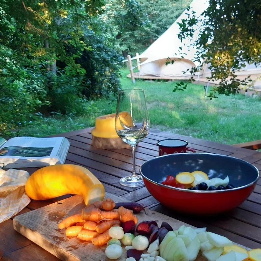 Готель Glamping V Sadu Sadska Екстер'єр фото