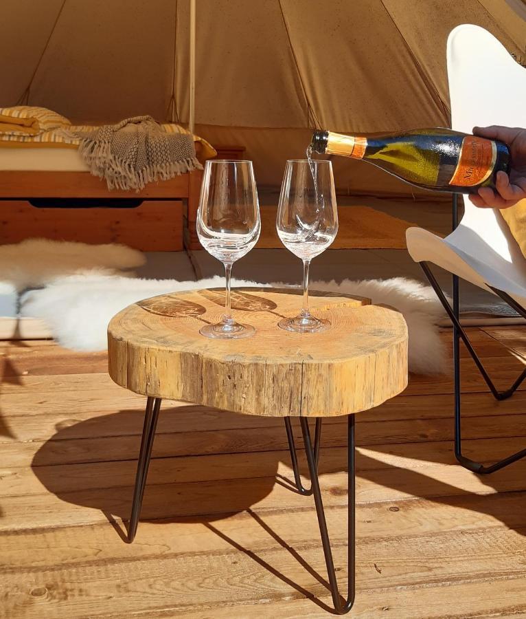 Готель Glamping V Sadu Sadska Екстер'єр фото