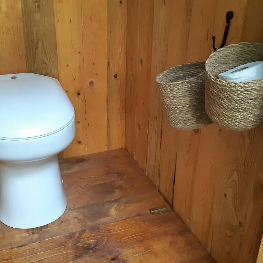 Готель Glamping V Sadu Sadska Екстер'єр фото