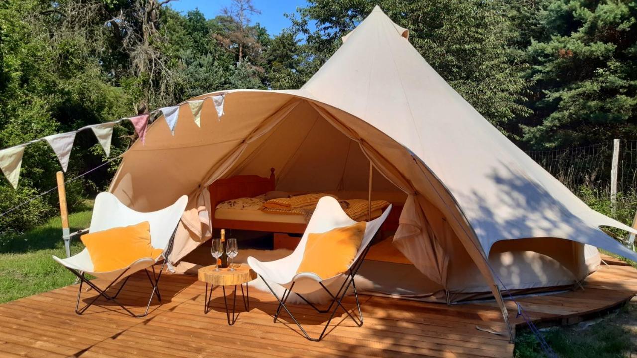 Готель Glamping V Sadu Sadska Екстер'єр фото