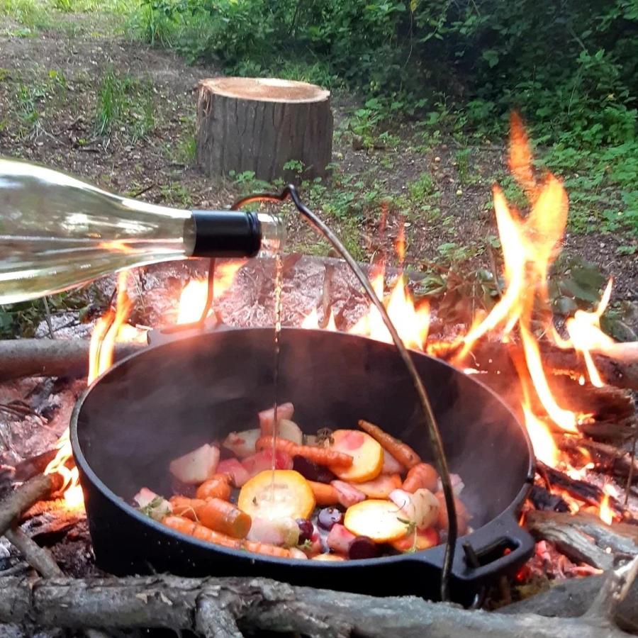 Готель Glamping V Sadu Sadska Екстер'єр фото