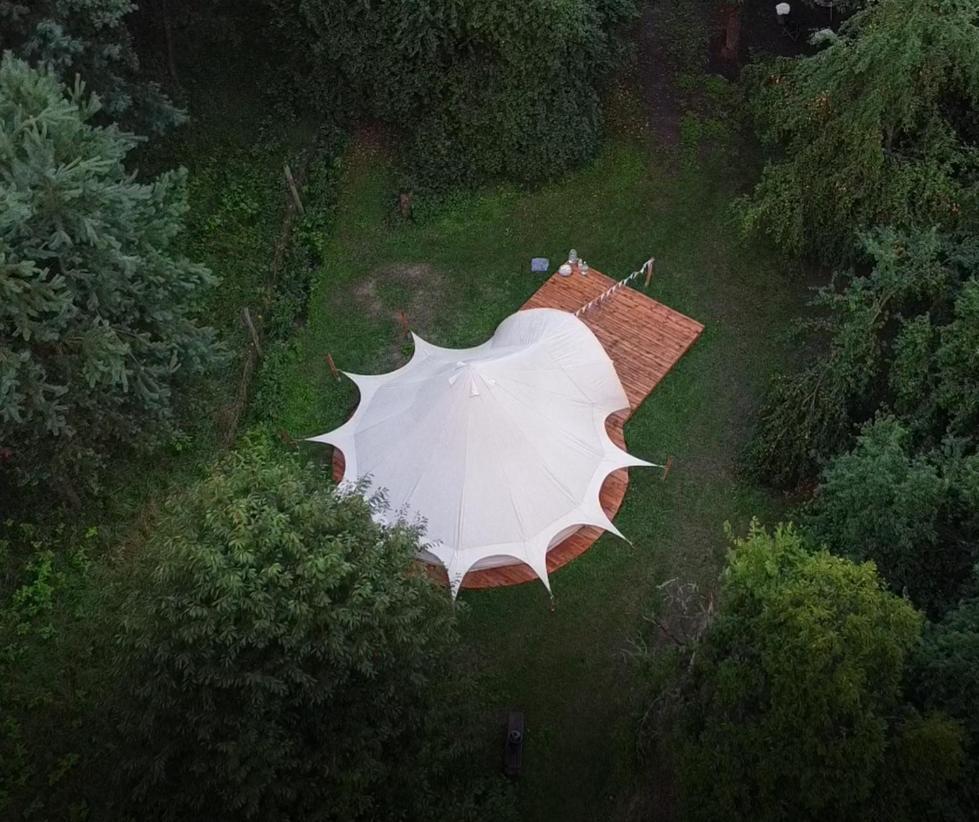 Готель Glamping V Sadu Sadska Екстер'єр фото